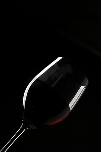 黑色背景上的红酒杯剪影