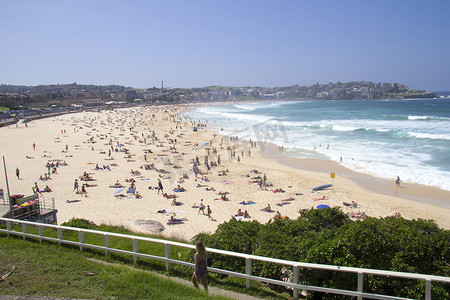 澳大利亚邦迪海滩 — 3 月 16 日：人们在海滩上放松
