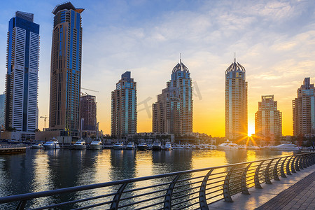迪拜奢侈品摄影照片_日出时迪拜码头的摩天大楼景观