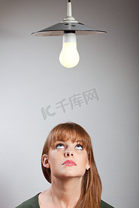 一个年轻女人和一盏灯的肖像