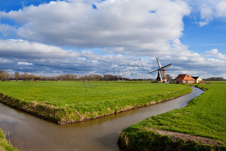绿色草原上迷人的荷兰风车