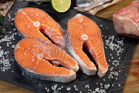红鱼海鲜摄影照片_红鱼和酸橙