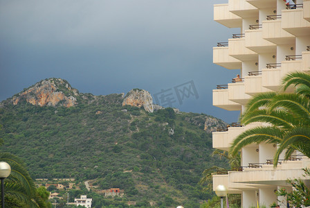 棕榈树页摄影照片_马略卡岛上的公寓楼