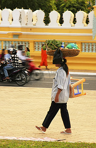 金边摄影照片_头顶篮子的柬埔寨妇女