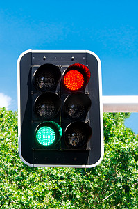 红色城市车摄影照片_在蓝天的红色和绿色红绿灯