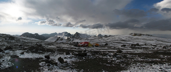集团峰会摄影照片_营地雪下的帐篷，安第斯山脉