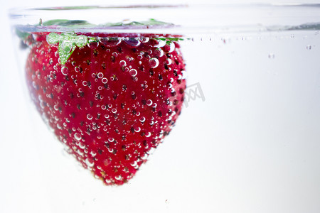 草莓瘦身浸在碳酸水中