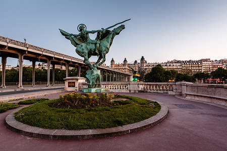 法国巴黎黎明 Bir-Hakeim 桥上的法国重生雕像