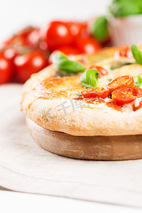在桌布的意大利薄饼与垂直的蕃茄