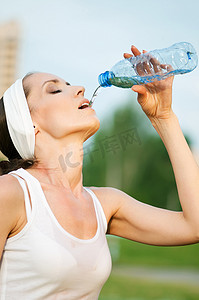 户外运动中的女性饮用水