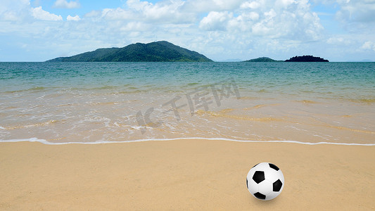 岛屿背景下的沙滩足球