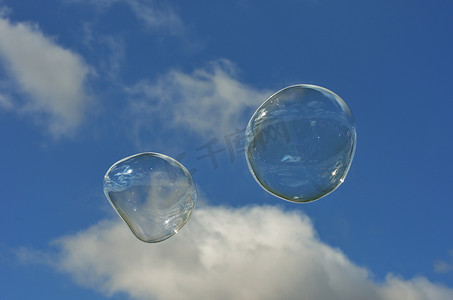 天空中的一对泡泡