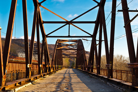 俄罗斯萨马拉附近伏尔加河上的旧生锈桥