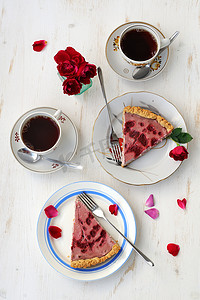 草莓馅饼配红茶和玫瑰