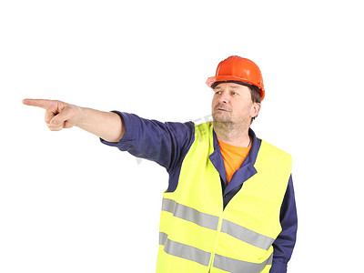 穿着反光背心的工人用手指指着。