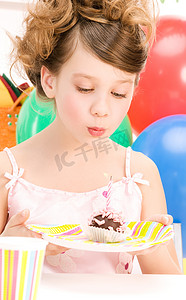 派对女孩与蛋糕