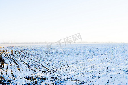 视野摄影照片_雪下的耕地