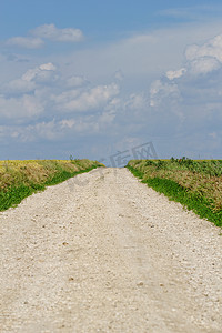两个田野之间的白色道路