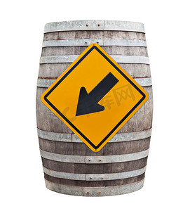 大旧酒桶与交通标志隔离在白色 backgrou