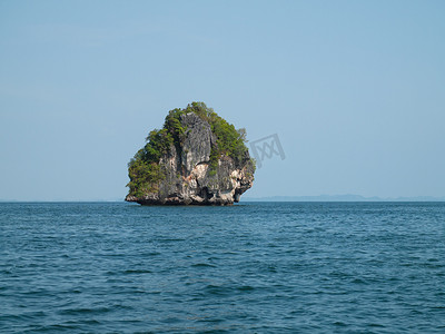 热带海摄影照片_泰国甲米海岸外攀牙湾的岛屿