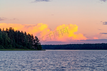 森林夕阳摄影照片_夏日夕阳下湖上美丽的云彩