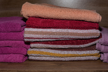 壁橱里堆放着许多彩色毛巾