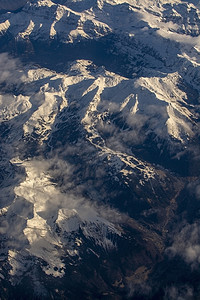 有多雪的山顶空中的瑞士阿尔卑斯山