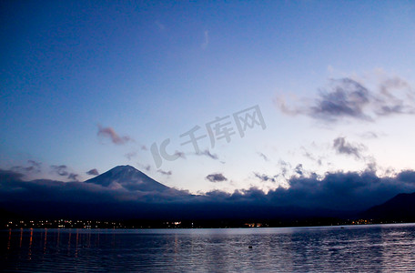 夜景中的富士山