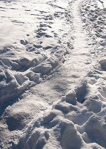 晴朗多雪的冬天道路