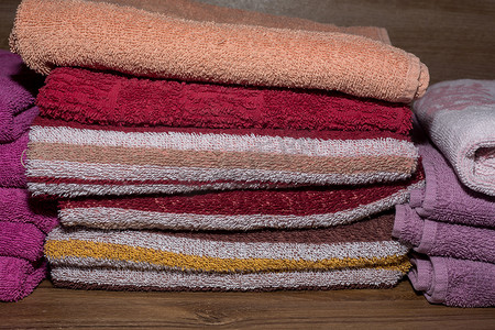 洗澡摄影照片_壁橱里堆放着许多彩色毛巾