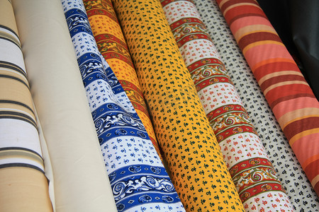 市场摊位上的普罗旺斯纺织品卷