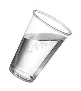 一次性塑料杯中的纯饮用水