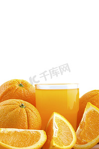 橙汁与孤立的白色背景橙片
