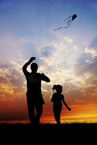 父亲和儿子带着风筝