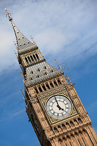 时钟大本钟（伊丽莎白塔）在 5 点钟在伦敦