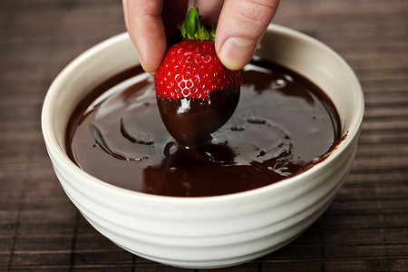 用手蘸草莓巧克力