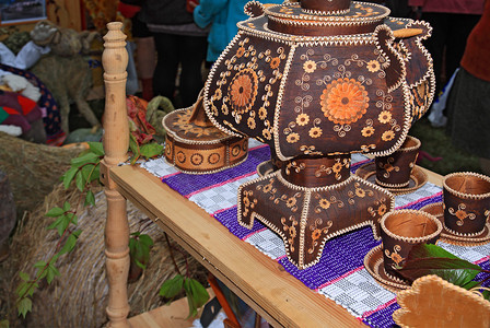 热水壶装饰摄影照片_农村市场上的装饰茶炊