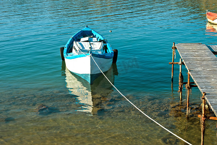渔船绳子摄影照片_老化的渔船