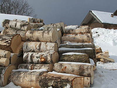 雪屋顶摄影照片_下雪的冬天在村庄里。