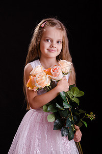 五岁女孩拿着一束鲜花