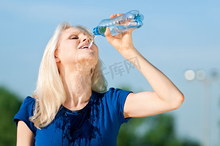 户外运动老外摄影照片_户外运动中的女性饮用水