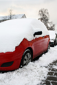冬天路上的红色汽车
