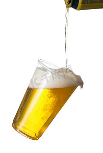 一次性塑料杯中的金啤酒或啤酒