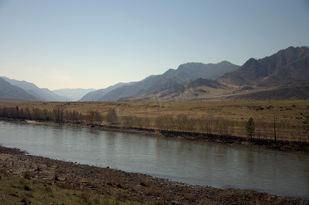 泰山摄影照片_湍急的卡吞河 (Katun River) 带着碧绿的水流穿过阿尔泰山脉。