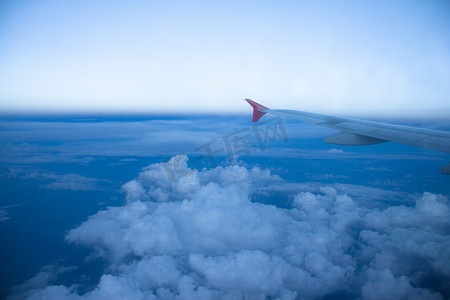 飞机机翼摄影照片_在蓝蓝的天空背景上的飞机机翼