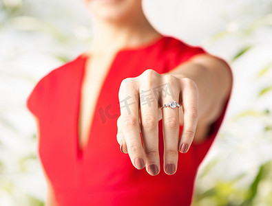 女人手上拿着结婚戒指