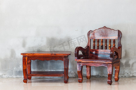 木椅子和桌子家具和垃圾混凝土背景