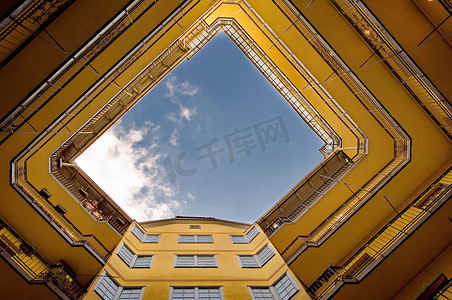 黄色页摄影照片_黄色建筑的水平面