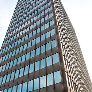 企业背景大气摄影照片_蓝天映衬下的现代办公楼