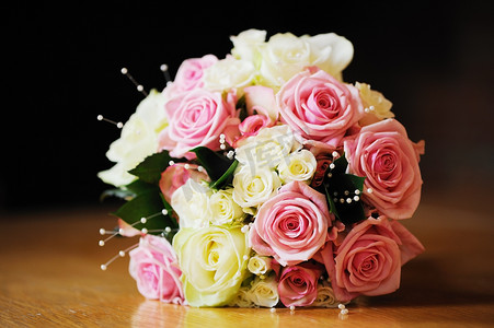 粉色浪漫玫瑰花束摄影照片_粉色和白色花束